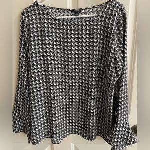 Ann Taylor black and white patterned blouse